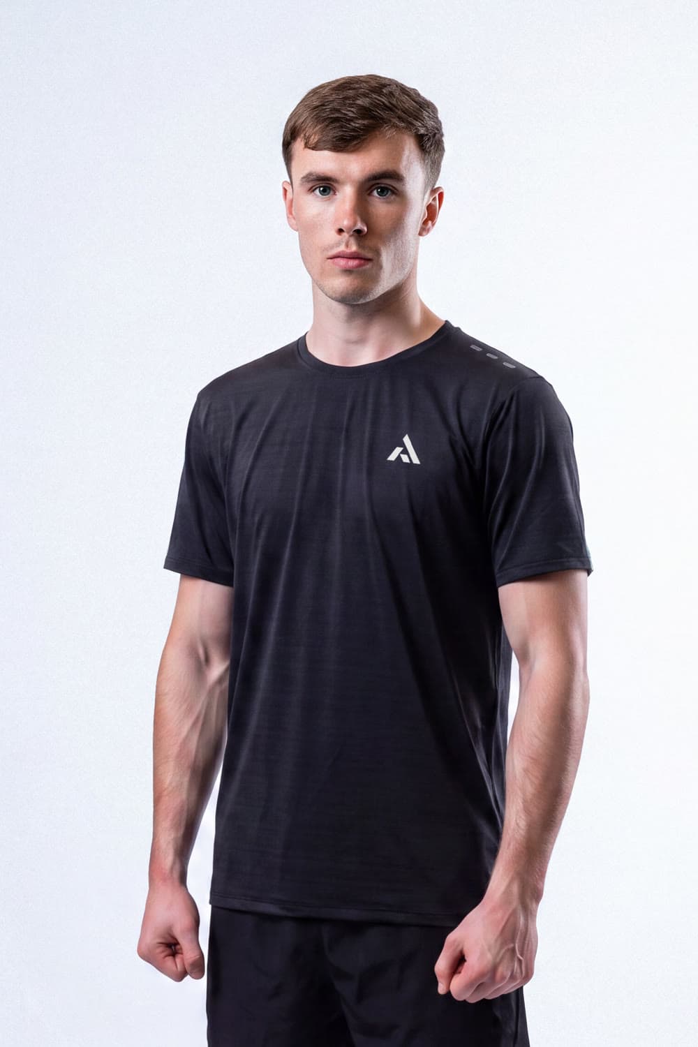 Athlete wearing the PEAK Aero T-shirt in black