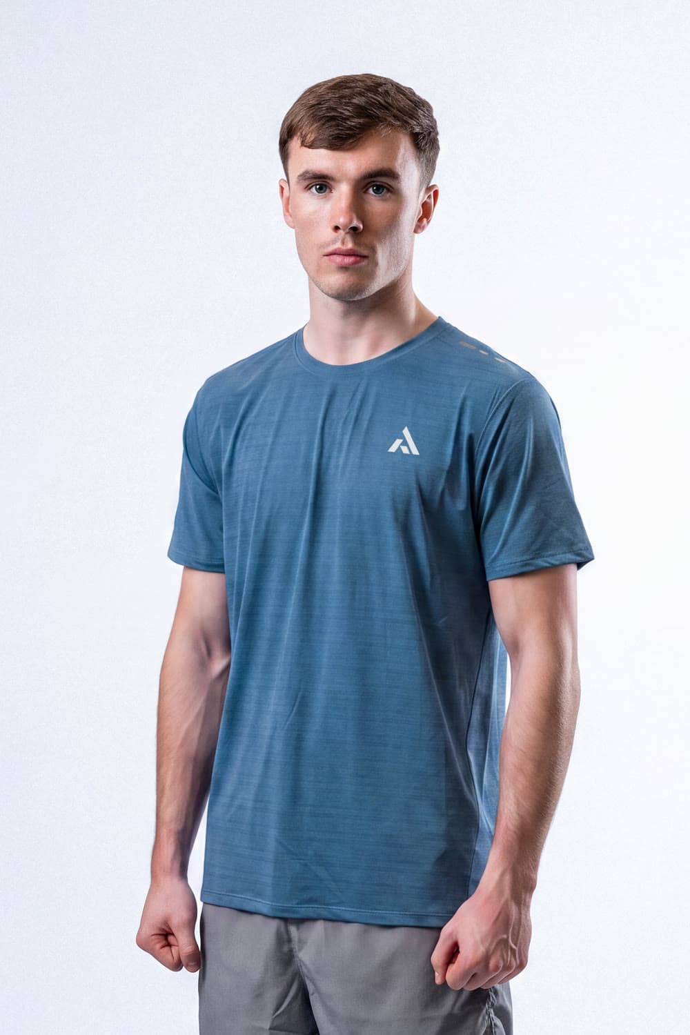 Athlete wearing the PEAK Aero T-shirt in steel