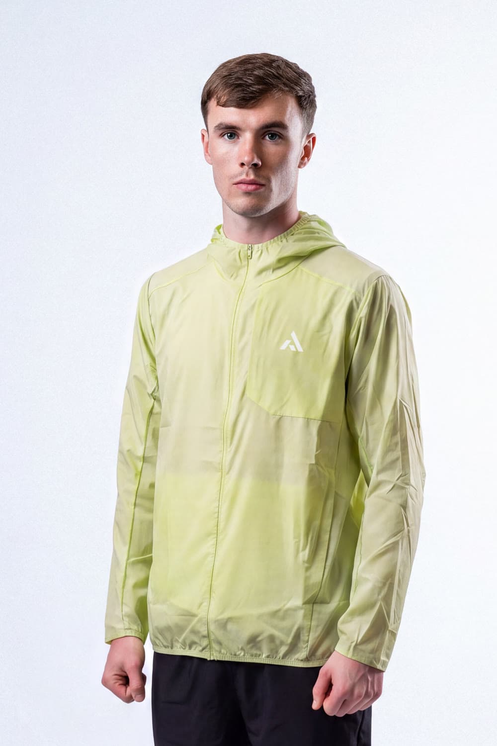 Athlete wearing the PEAK Windbreaker in citron